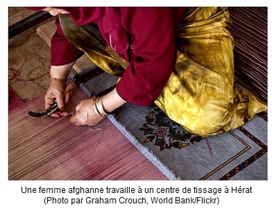 Une femme afghanne travaille à un centre de tissage à Hérat